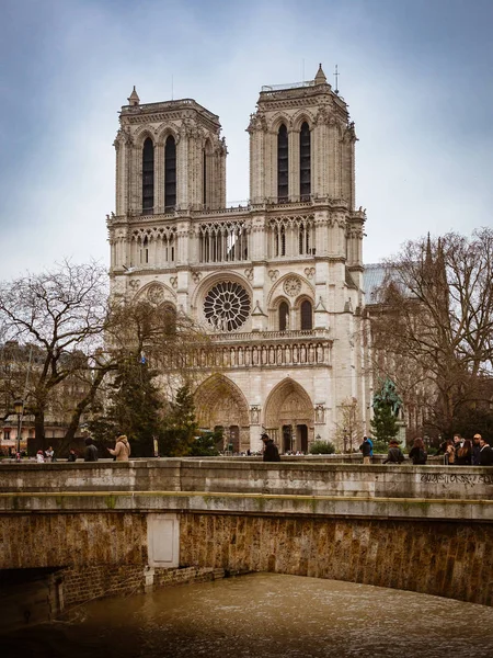 Catedral de Notre Dame se encuentra en el corazón de París en la bodega —  Fotos de Stock