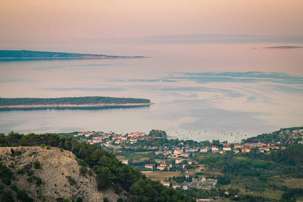 Город Раб, хорватский туристический курорт, известный своими четырьмя пляжами — стоковое фото