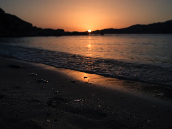 El sol se pone sobre el mar en la maravillosa Cerdeña . — Foto de Stock