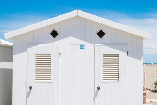 Detail van een witte houten kleedkamer ter beschikking van swimme — Stockfoto