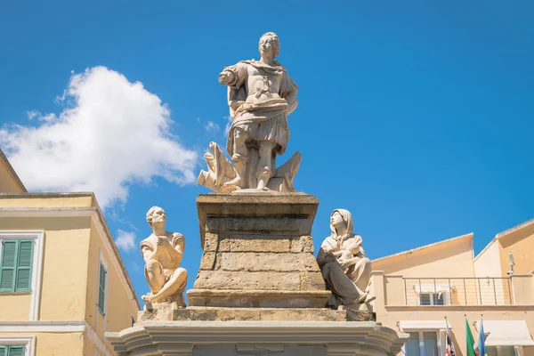 Statue dedicated to King Vittorio Emanuele third erected in Carl — Stock Photo, Image