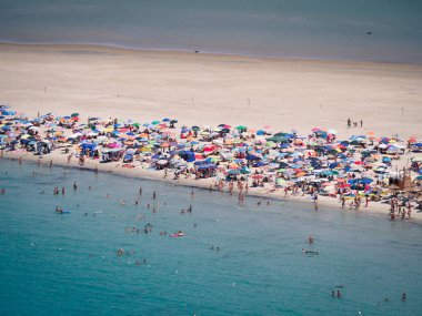 Şeffaf ve turkuaz denizde Porto Giunco, Sardunya, İtalya