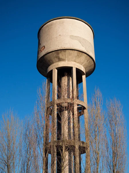 Betonová věž s nádrž na vodu. — Stock fotografie