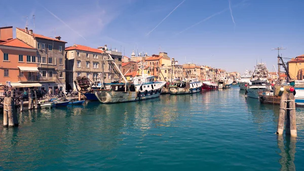 Barcos pesqueros amarrados en un canal en Chioggia, Italia . —  Fotos de Stock