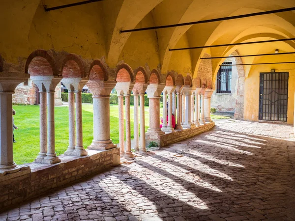 Porche arqueado con columnas de piedra blanca en el patio de un Bene — Foto de Stock