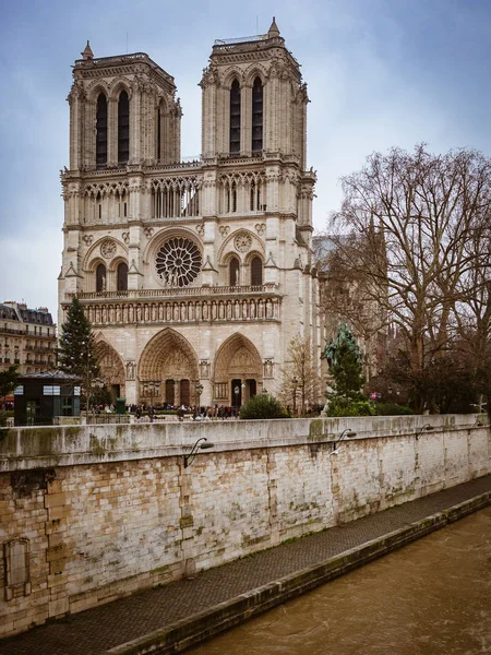 Katedra Notre Dame znajduje się w samym sercu Paryża, na lar — Zdjęcie stockowe