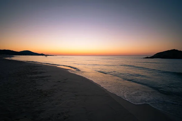 Isla Su Giudeu al amanecer, Chia, Cerdeña . — Foto de Stock