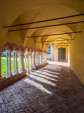 Kemerli sundurma bir Bene avlusunda beyaz taş sütunlar ile