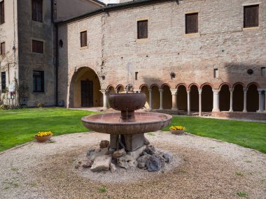 Antik çeşme kırmızı mermer ve arka plan cloiste