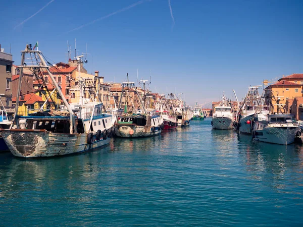 Barcos pesqueros amarrados en un canal en Chioggia, Italia . —  Fotos de Stock