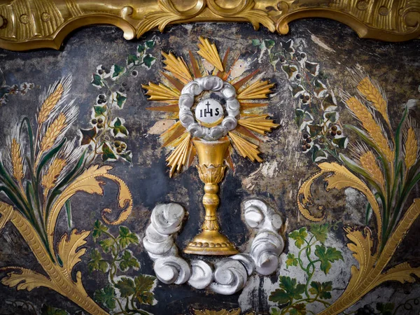 Detail of an abbey altar painted in gold with depicted the Eucha — Stock Photo, Image