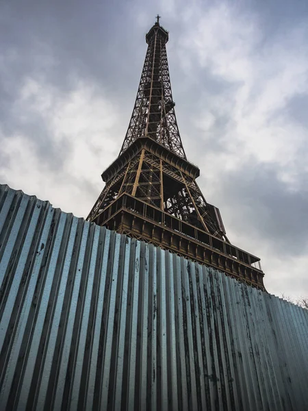 Um vislumbre da Torre Eiffel e barreiras de ferro para neutralizar um — Fotografia de Stock