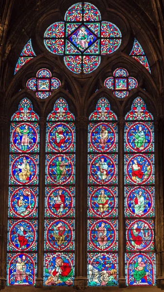 美妙的彩色玻璃窗口与神圣的图像. — 图库照片