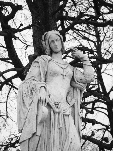 Estatua de piedra en los jardines de Luxemburgo, uno de los públicos más grandes —  Fotos de Stock