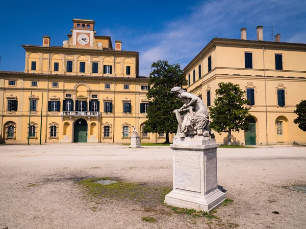 Kamienna statua styl klasyczny w Parma, Włochy. — Zdjęcie stockowe