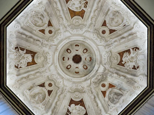 白い漆喰天井奉納礼拝堂の内部彫刻. — ストック写真
