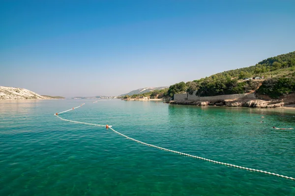 Le littoral vierge et l'eau cristalline de Rab . — Photo