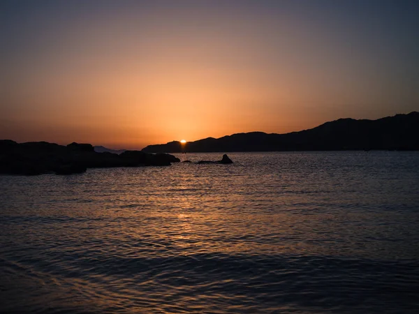 Сонце сідає за море на прекрасний Сардинії. — стокове фото
