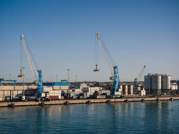 Porto de comércio industrial de transporte. ponte de guindaste e importação exportação c — Fotografia de Stock