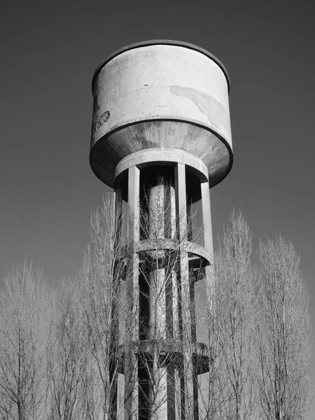 Torre de concreto com cisterna de água . — Fotografia de Stock