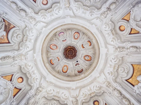 White stucco ceiling sculpted inside a votive chapel. — Stock Photo, Image