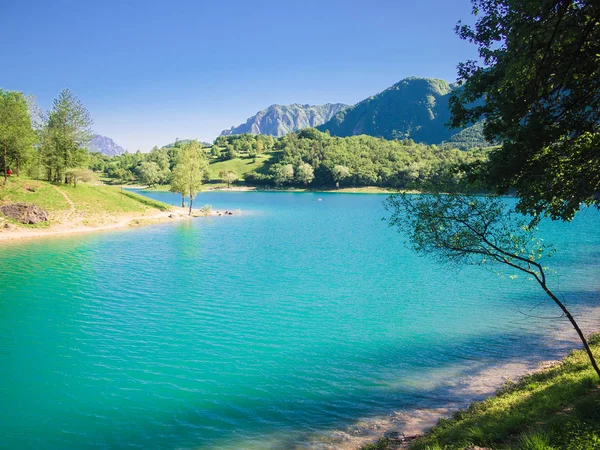 Lago Tenno cercado por alpes italianos . — Fotografia de Stock