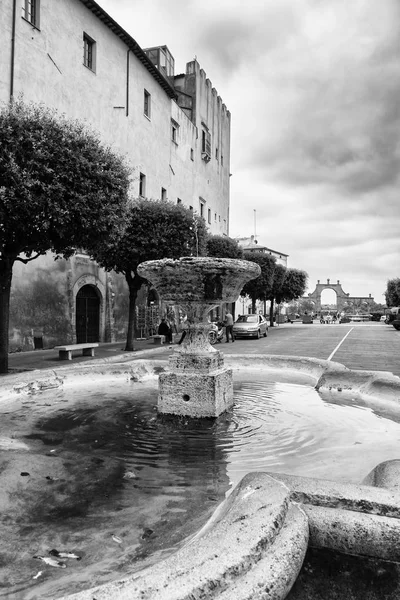 Stein öffentlichen Brunnen auf dem Hauptplatz der Stadt Pitiglia — Stockfoto