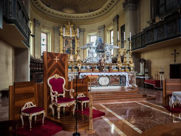 Main altar and armchair of the priest of Santa Maria in Porto in — Stock Photo, Image