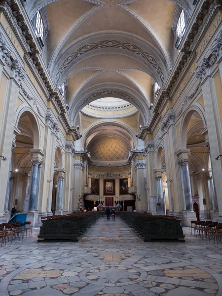 Orta nefin beşik tonozlu tavan Ravenna Duomo ile.