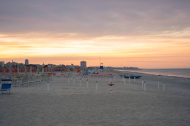 Gün batımında Romagna Riviera tipik beach.