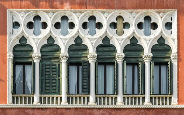 Windows ve stylu benátské gotiky. — Stock fotografie