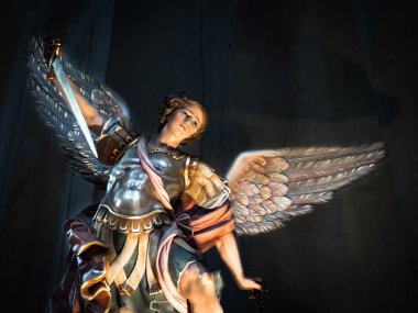 Angel ile katedral Ravenna, Ita içinde unsheathed kılıç