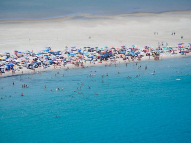 Şeffaf ve turkuaz denizde Porto Giunco, Sardunya, İtalya