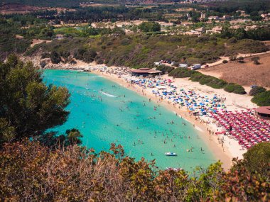 Cala Sinzias, Villasimius şeffaf ve turkuaz denizde.
