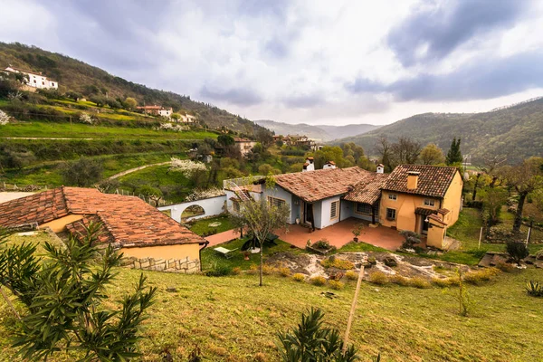 İtalyan Hills tipik ev. — Stok fotoğraf