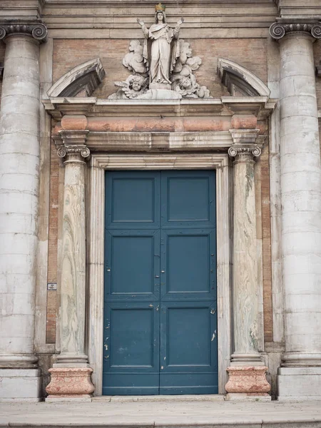 Entrance portal and statue of the Virgin Mary of the Basilica of — Stock Photo, Image