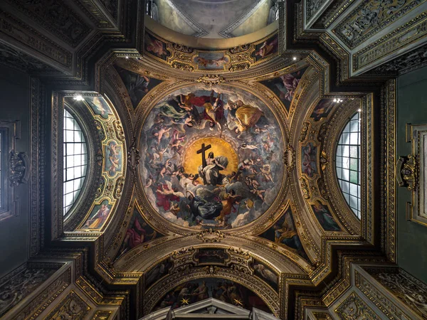 教堂教堂天花板上绘有耶稣的形象 — 图库照片