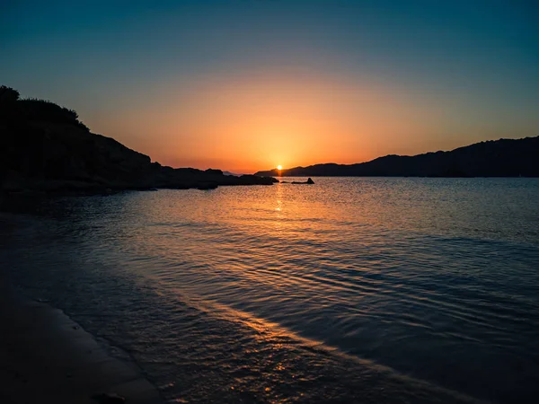 El sol se pone sobre el mar en la maravillosa Cerdeña . — Foto de Stock