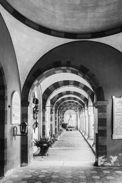 Galleri med valv och pelargången inuti kyrkogården av San Candi — Stockfoto