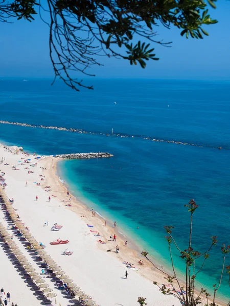 努马纳的透明海, 里维埃拉海滩山, 意大利. — 图库照片