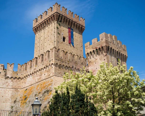 Veduta della torre principale della fortezza medievale di Offagna, Ital — Foto Stock