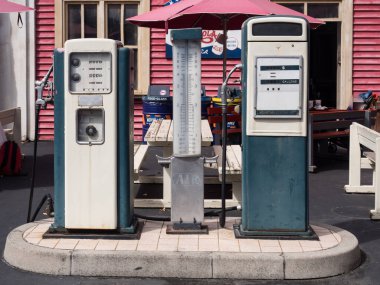 Verona, İtalya - 7 Eylül 2019: Eski yakıt pompalarıyla ahşap servis istasyonu.