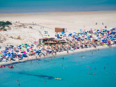 Kumlu plaj, Porto Giunco Sardinya mavi deniz arasında
