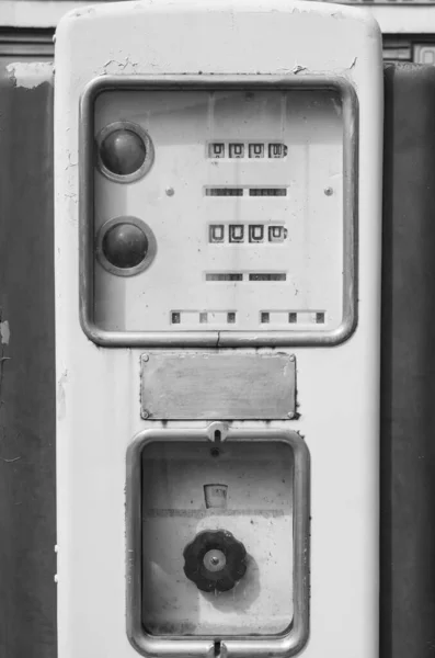 Λεπτομέρεια μιας παλιάς κλασσικής αντλίας βενζίνης. — Φωτογραφία Αρχείου