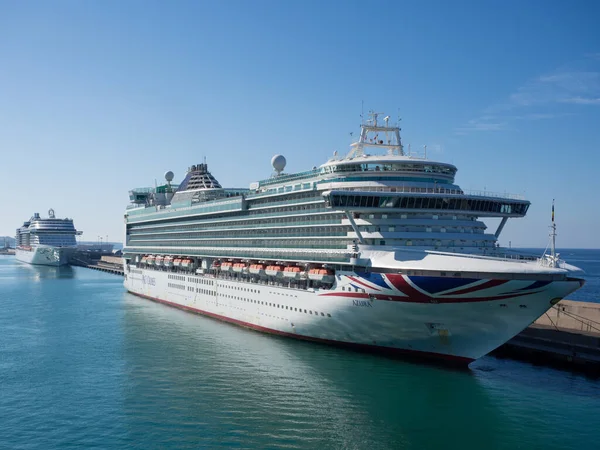 Crucero de lujo atracado en el puerto de Civitavecchia, la mayor importación — Foto de Stock