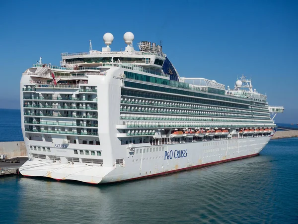 Crucero de lujo atracado en el puerto de Civitavecchia, la mayor importación — Foto de Stock