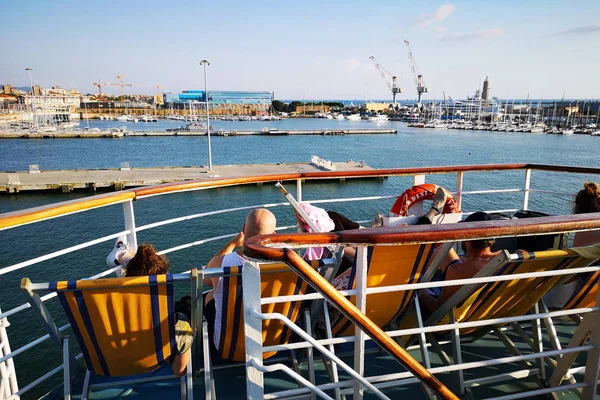 Los pasajeros en un ferry relajarse en tumbonas durante sus vacaciones . — Foto de Stock