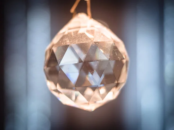 Détail d'un pendentif en cristal d'un lustre ancien . — Photo