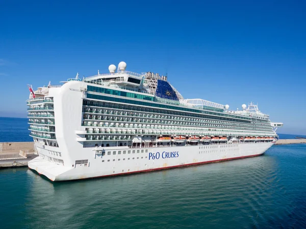 Luxe cruiseschip gedokt in Civitavecchia Haven, de meeste import Stockfoto