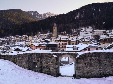 Ossana, Val di Sole, Trentino-Alto Adige, İtalya 'nın kış manzarası.